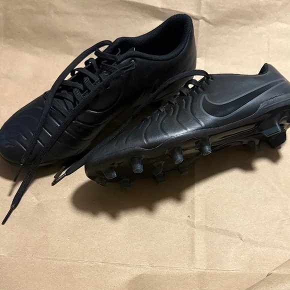 Nike Black Men's Athletic Cleats - Picture 1 of 5